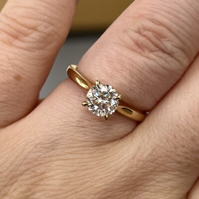 Solitaire en or jaune et diamant de 1,02 carat blanc H VVS1