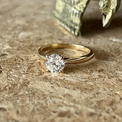 Solitaire en or jaune et diamant de 1,02 carat blanc H VVS1