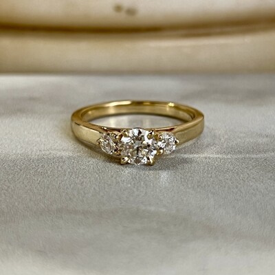 Solitaire Alice en or jaune, diamant central de 0,50 carat blanc G VS1 et diamants