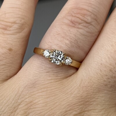 Solitaire Alice en or jaune, diamant central de 0,50 carat blanc G VS1 et diamants