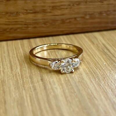 Solitaire Alice en or jaune, diamant central de 0,50 carat blanc G VS1 et diamants