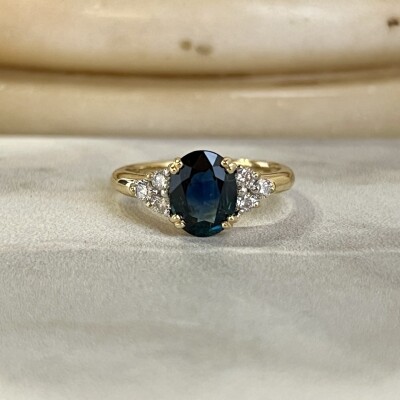 Bague en or jaune, saphir de taille ovale de 1 carat et diamants pour 0,30 carat