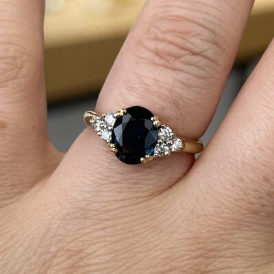 Bague en or jaune, saphir de taille ovale de 1 carat et diamants pour 0,30 carat