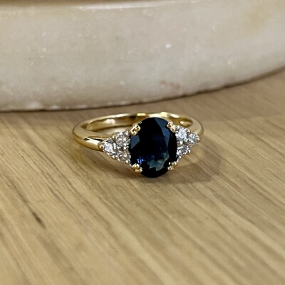 Bague en or jaune, saphir de taille ovale de 1 carat et diamants pour 0,30 carat