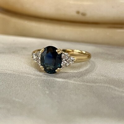 Bague en or jaune, saphir de taille ovale de 1 carat et diamants pour 0,30 carat