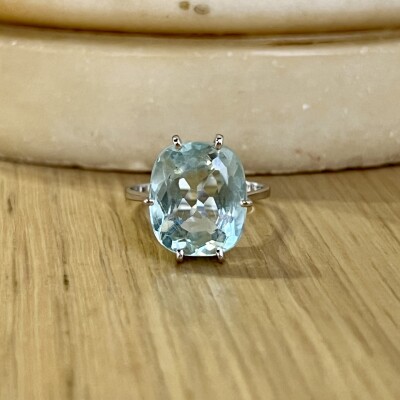 Bague en or blanc et aigue-marine de taille ovale