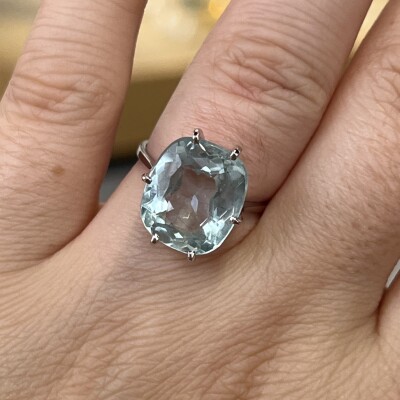 Bague en or blanc et aigue-marine de taille ovale