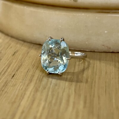 Bague en or blanc et aigue-marine de taille ovale