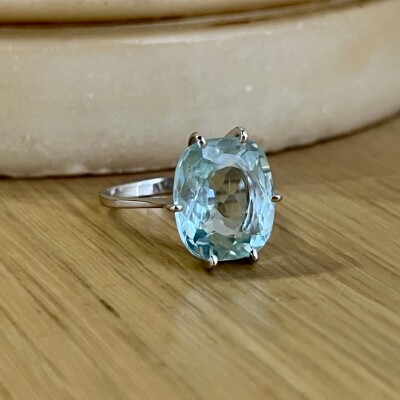 Bague en or blanc et aigue-marine de taille ovale