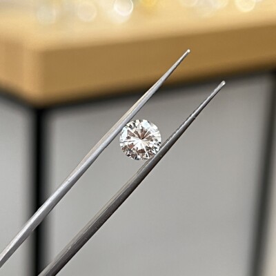 Diamant moderne de 1,01 carat extra blanc F VS2