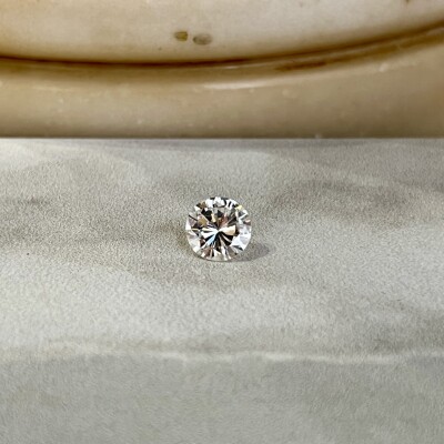 Diamant moderne de 1,01 carat extra blanc F VS2