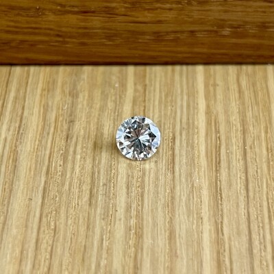 Diamant moderne de 1,01 carat extra blanc F VS2