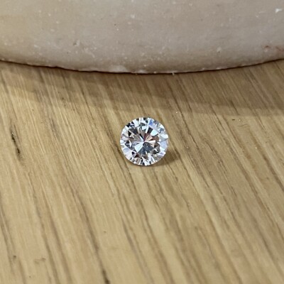 Diamant moderne de 1,01 carat extra blanc F VS2
