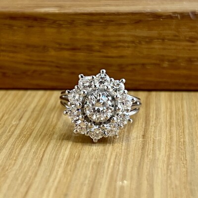Bague Marguerite en or blanc, diamant central de 0,45 carat et diamants pour 1 carat
