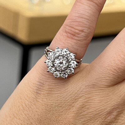 Bague Marguerite en or blanc, diamant central de 0,45 carat et diamants pour 1 carat