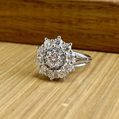 Bague Marguerite en or blanc, diamant central de 0,45 carat et diamants pour 1 carat