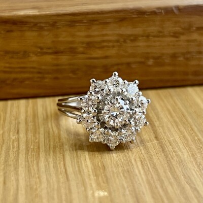 Bague Marguerite en or blanc, diamant central de 0,45 carat et diamants pour 1 carat
