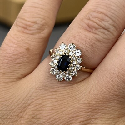 Bague Marguerite en or jaune, saphir de taille ovale de 0,70 carat et diamants pour 1 carat