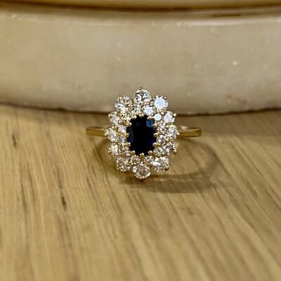 Bague Marguerite en or jaune, saphir de taille ovale de 0,70 carat et diamants pour 1 carat