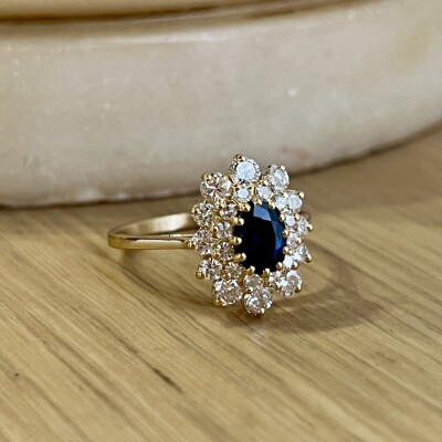 Bague Marguerite en or jaune, saphir de taille ovale de 0,70 carat et diamants pour 1 carat