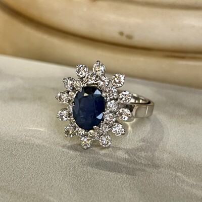 Bague Marguerite en or blanc, saphir de taille ovale de 2 carats et diamants pour 1,50 carat