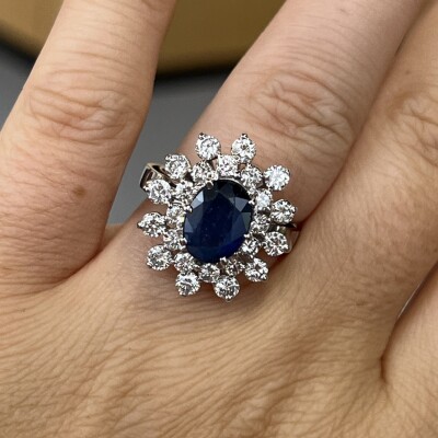 Bague Marguerite en or blanc, saphir de taille ovale de 2 carats et diamants pour 1,50 carat