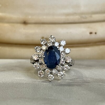 Bague Marguerite en or blanc, saphir de taille ovale de 2 carats et diamants pour 1,50 carat
