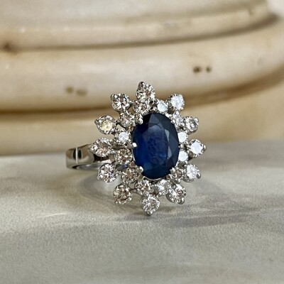 Bague Marguerite en or blanc, saphir de taille ovale de 2 carats et diamants pour 1,50 carat