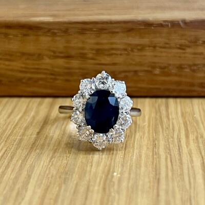 Bague Marguerite en or blanc, saphir de taille ovale de 2 carats et diamants pour 1,50 carat