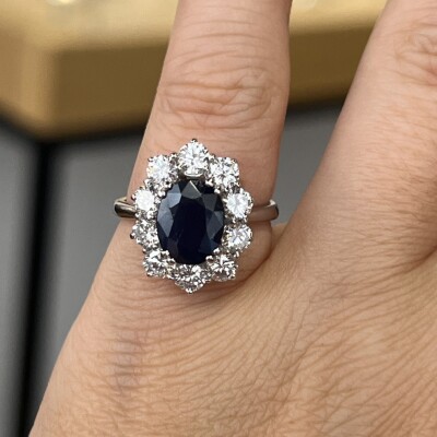 Bague Marguerite en or blanc, saphir de taille ovale de 2 carats et diamants pour 1,50 carat