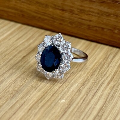 Bague Marguerite en or blanc, saphir de taille ovale de 2 carats et diamants pour 1,50 carat
