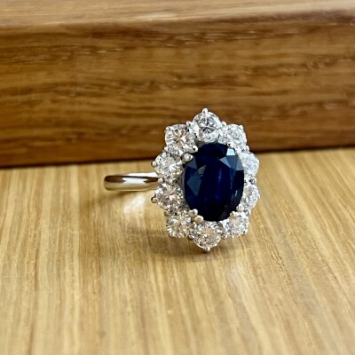 Bague Marguerite en or blanc, saphir de taille ovale de 2 carats et diamants pour 1,50 carat