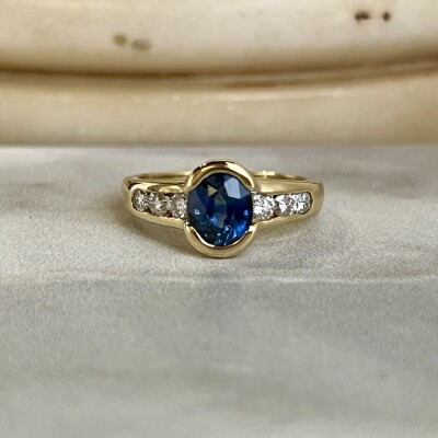 Bague en or jaune, saphir de taille ovale de 1 carat et diamants pour 0,50 carat