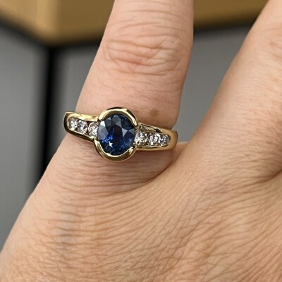 Bague en or jaune, saphir de taille ovale de 1 carat et diamants pour 0,50 carat