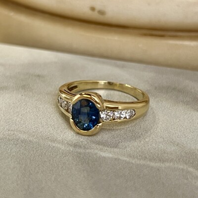 Bague en or jaune, saphir de taille ovale de 1 carat et diamants pour 0,50 carat