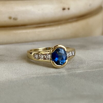 Bague en or jaune, saphir de taille ovale de 1 carat et diamants pour 0,50 carat