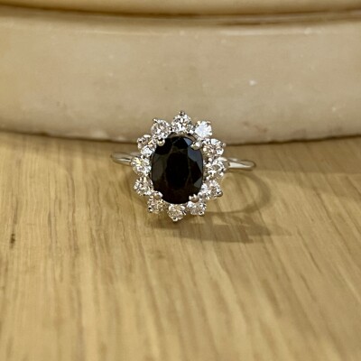 Bague Marguerite en or blanc, saphir de taille ovale de 1 carat et diamants pour 0,80 carat