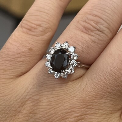 Bague Marguerite en or blanc, saphir de taille ovale de 1 carat et diamants pour 0,80 carat