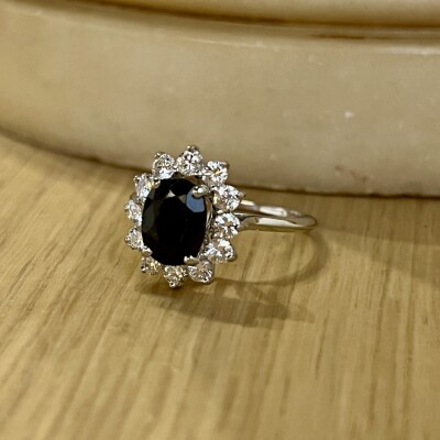 Bague Marguerite en or blanc, saphir de taille ovale de 1 carat et diamants pour 0,80 carat