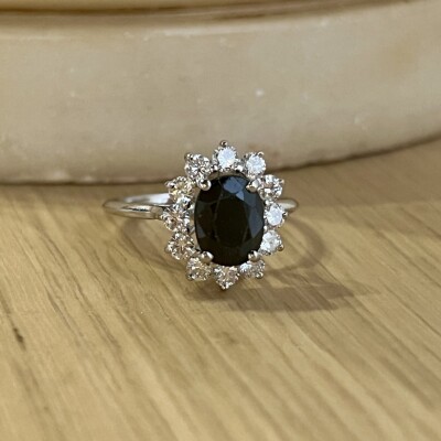 Bague Marguerite en or blanc, saphir de taille ovale de 1 carat et diamants pour 0,80 carat