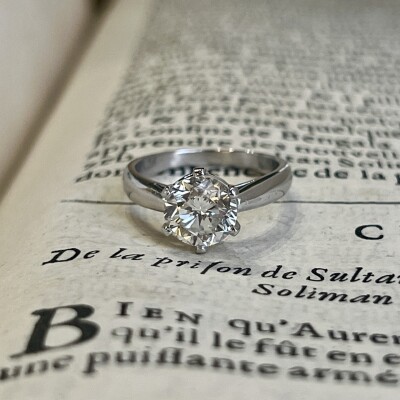 Solitaire en or blanc et diamant de 2,01 carat blanc nuancé J SI1