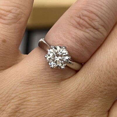 Solitaire en or blanc et diamant de 2,01 carat blanc nuancé J SI1