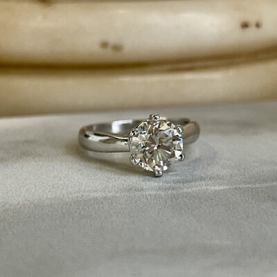 Solitaire en or blanc et diamant de 2,01 carat blanc nuancé J SI1