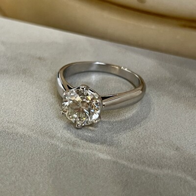 Solitaire en or blanc et diamant de 2,01 carat blanc nuancé J SI1