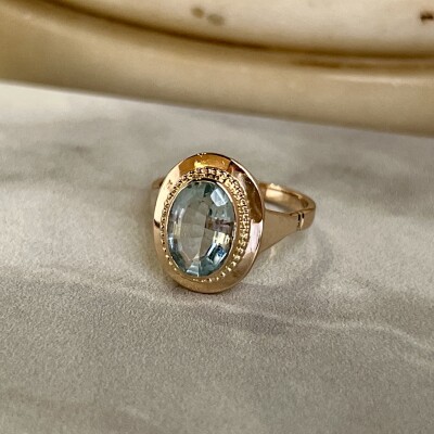 Bague en or rose et aigue-marine de taille ovale