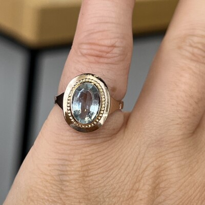 Bague en or rose et aigue-marine de taille ovale