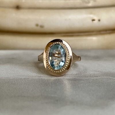 Bague en or rose et aigue-marine de taille ovale