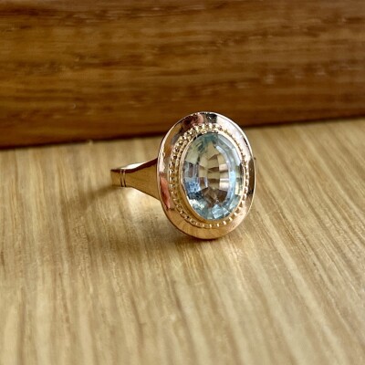 Bague en or rose et aigue-marine de taille ovale