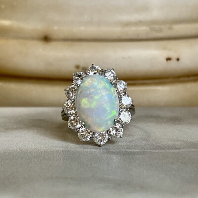Bague Marguerite en or blanc, opale cabochon et diamants pour 1,30 carat