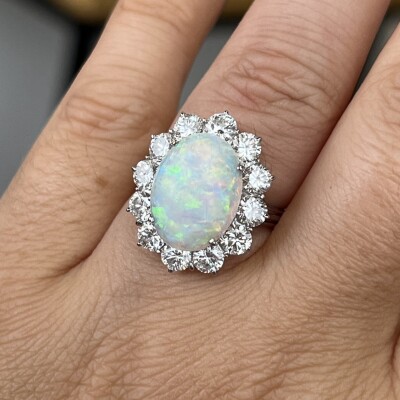 Bague Marguerite en or blanc, opale cabochon et diamants pour 1,30 carat